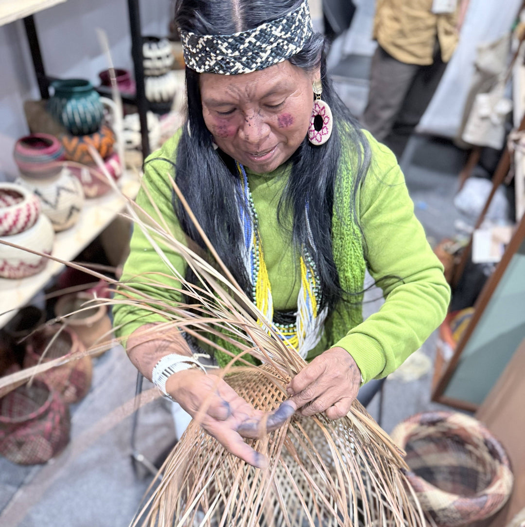 Colombian Artisan Yenny weaving basket