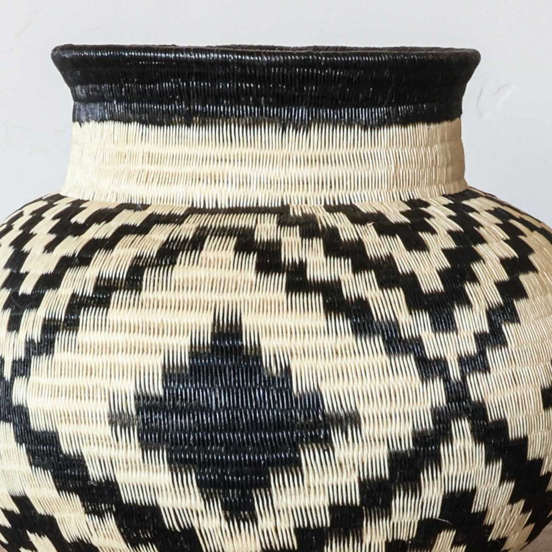 Diamond Path Jar, one of one werregue basket handwoven by Wounaan weavers in Chocó, Colombia, weave detail