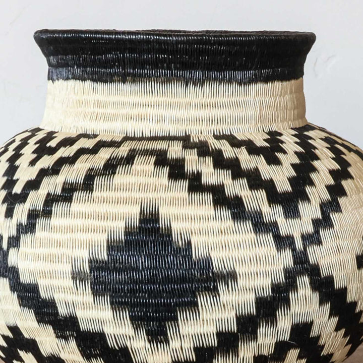 Diamond Path Jar, one of one werregue basket handwoven by Wounaan weavers in Chocó, Colombia, weave detail