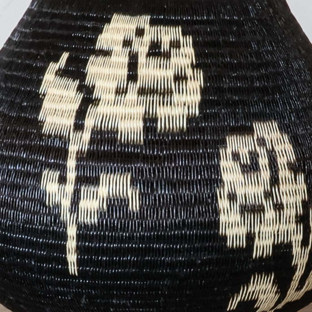 White Rose Vessel, one of one werregue basket handwoven by Wounaan weavers in Chocó, Colombia, weave detail