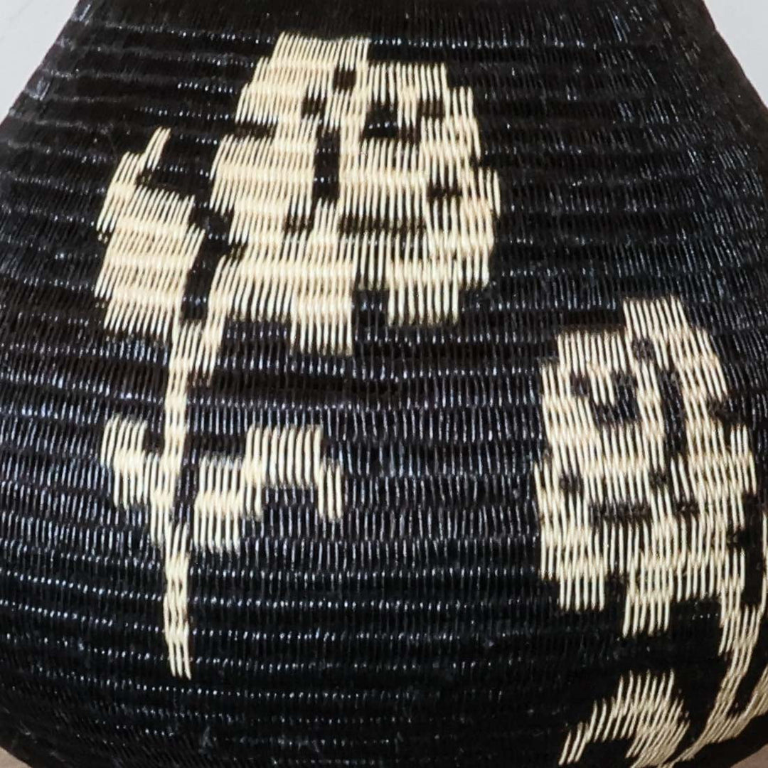 White Rose Vessel, one of one werregue basket handwoven by Wounaan weavers in Chocó, Colombia, weave detail