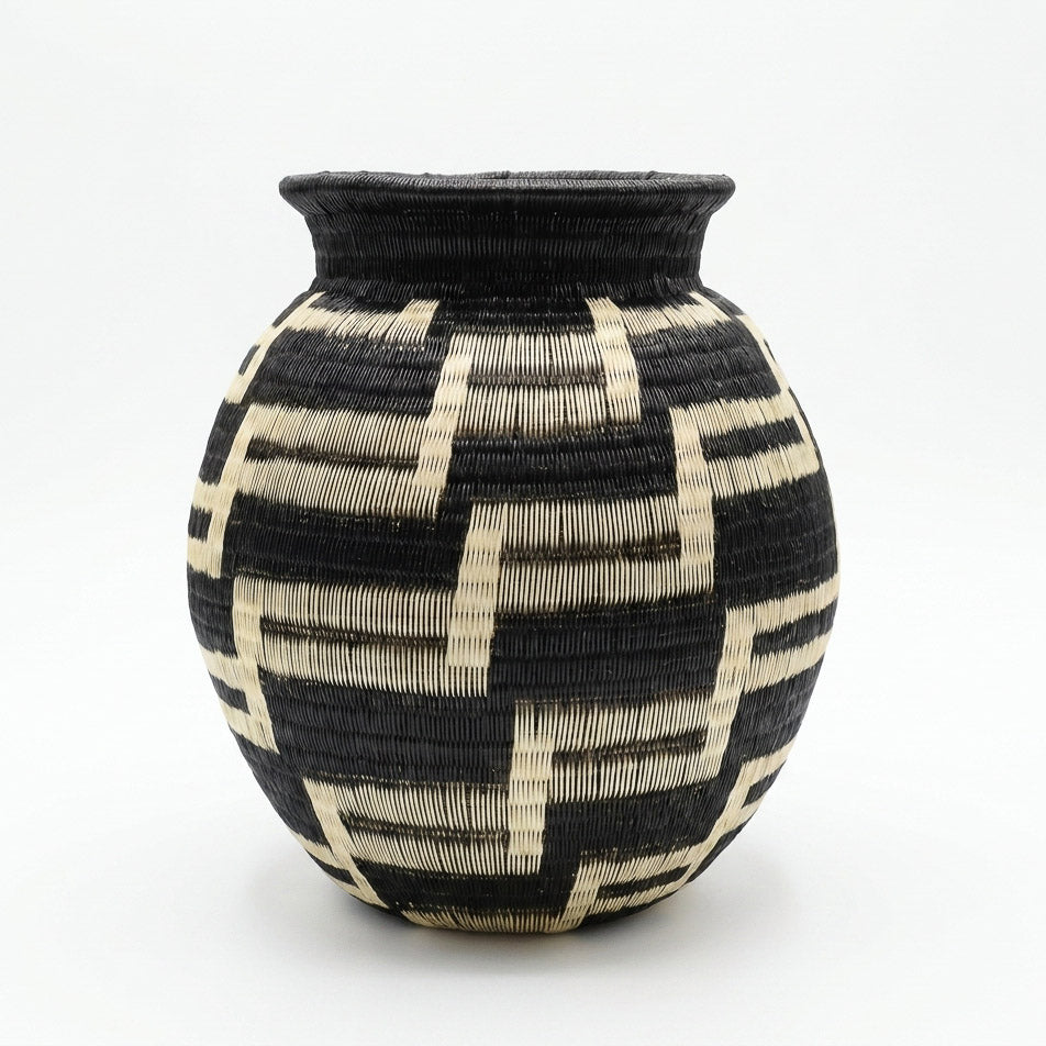 Maze Steps Jar, one of one werregue basket handwoven by Wounaan weavers in Chocó, Colombia