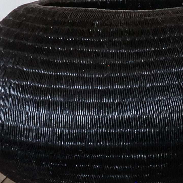 Obsidian Curve Vessel, one of one werregue basket handwoven by Wounaan weavers in Chocó, Colombia, weave detail