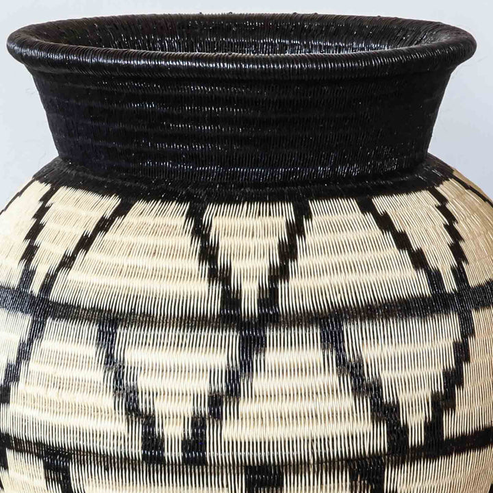 Peak Lattice Jar, one of one werregue basket handwoven by Wounaan weavers in Chocó, Colombia, weave detail