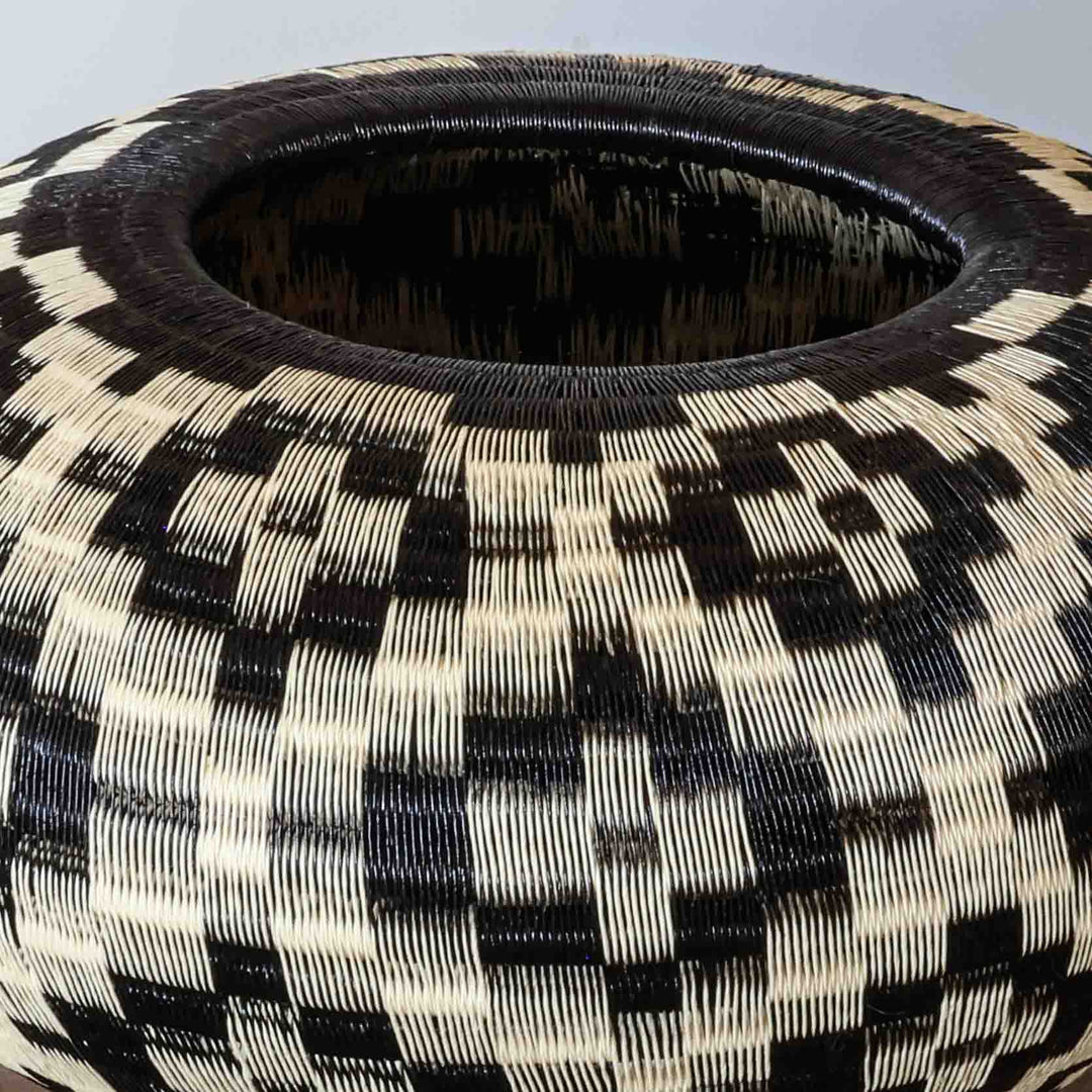 Diamond Field Vessel, one of one werregue basket handwoven by Wounaan weavers in Chocó, Colombia, weave detail