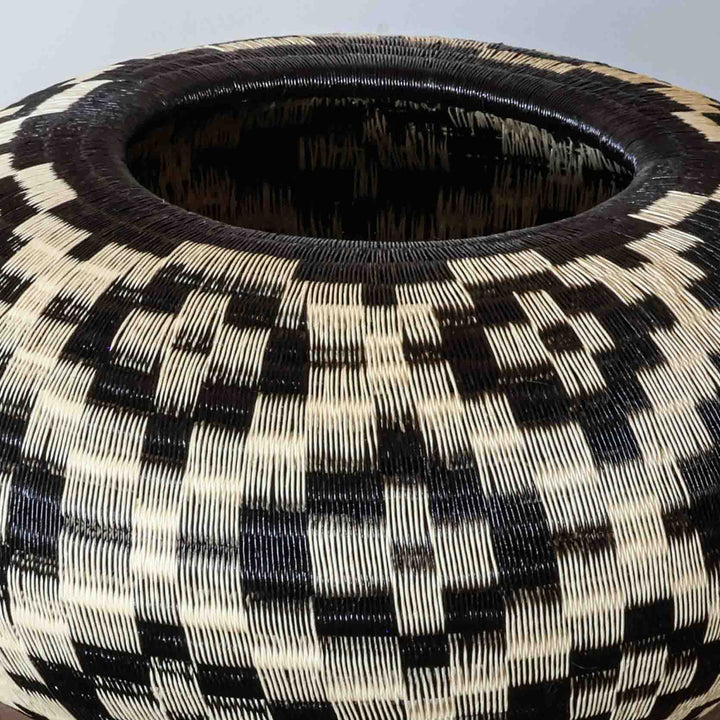 Diamond Field Vessel, one of one werregue basket handwoven by Wounaan weavers in Chocó, Colombia, weave detail