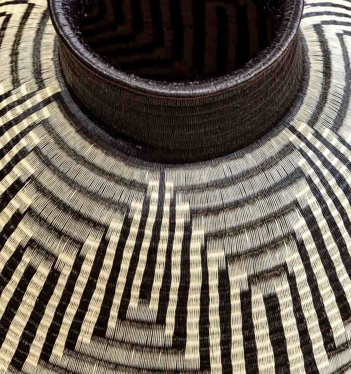 Radiating Crosses werregue basket, a handwoven palm-fiber basket from the Choco, Colombia, additional view