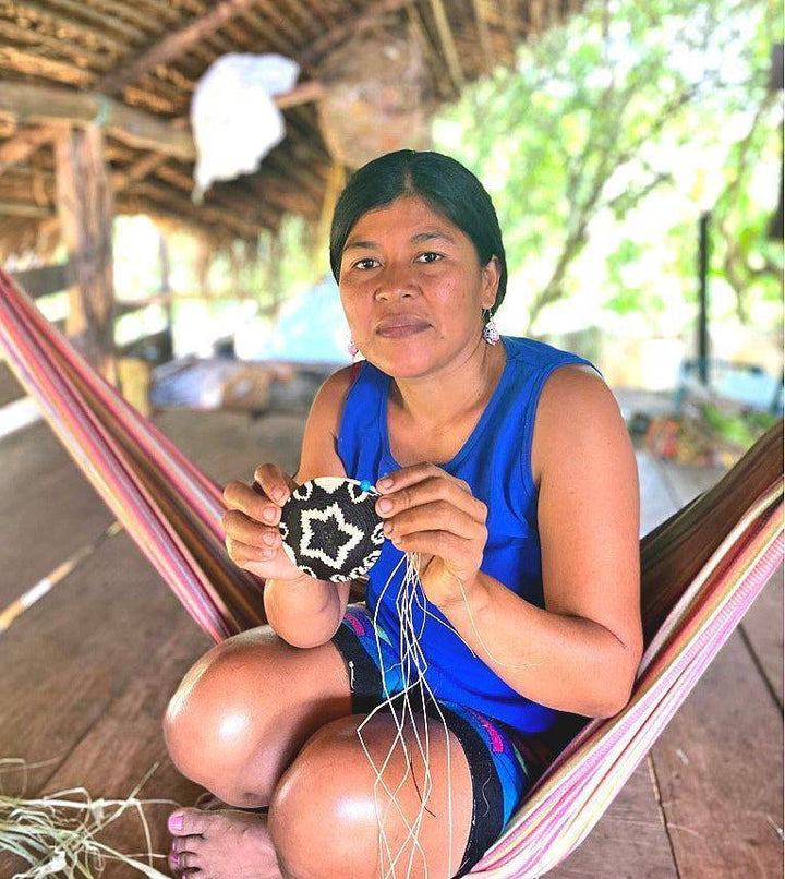 A Wounaan weaver working a hosig di basket in the Darien