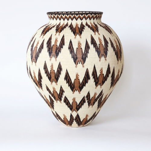 Bats hosig di basket, front view