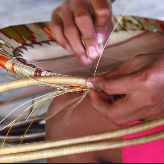 Colombian artisan hands weaving a werregue piece
