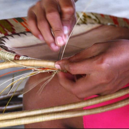Colombian artisan hands weaving a werregue piece